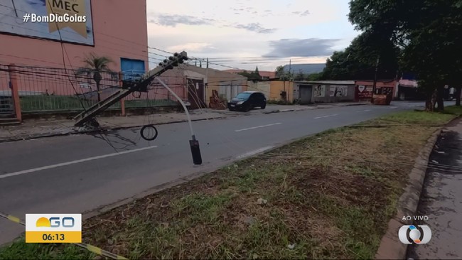Trnsito: cmera mostra poste quebrado e carreta tombada em Goinia