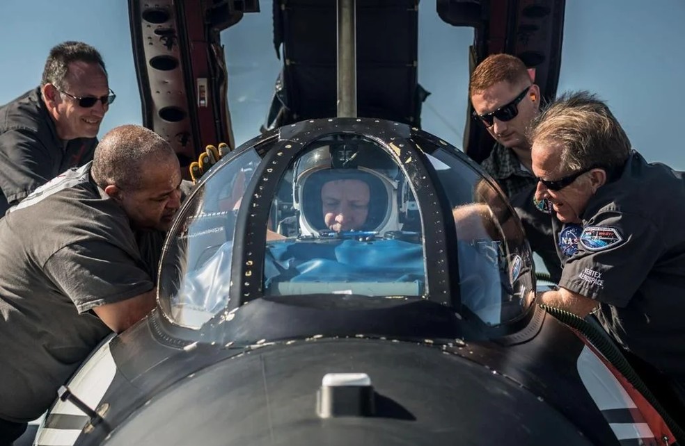 Um piloto se posiciona dentro de um avião WB-57 da Nasa durante os preparativos de decolagem na Escola de Pilotos de Teste da Marinha dos EUA, no estado de Maryland. — Foto: NASA/Bill Stafford