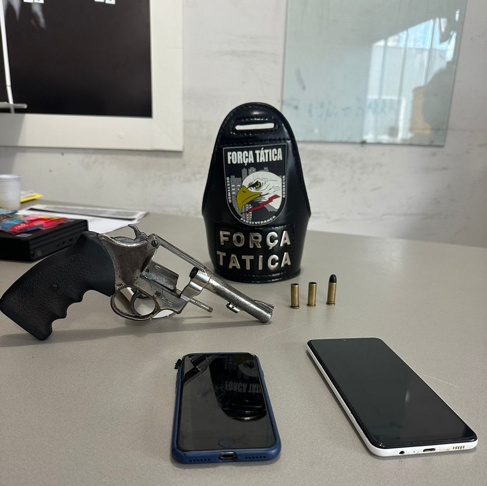 Arma e celulares apreendidos durante a ocorrência — Foto: Polícia Militar