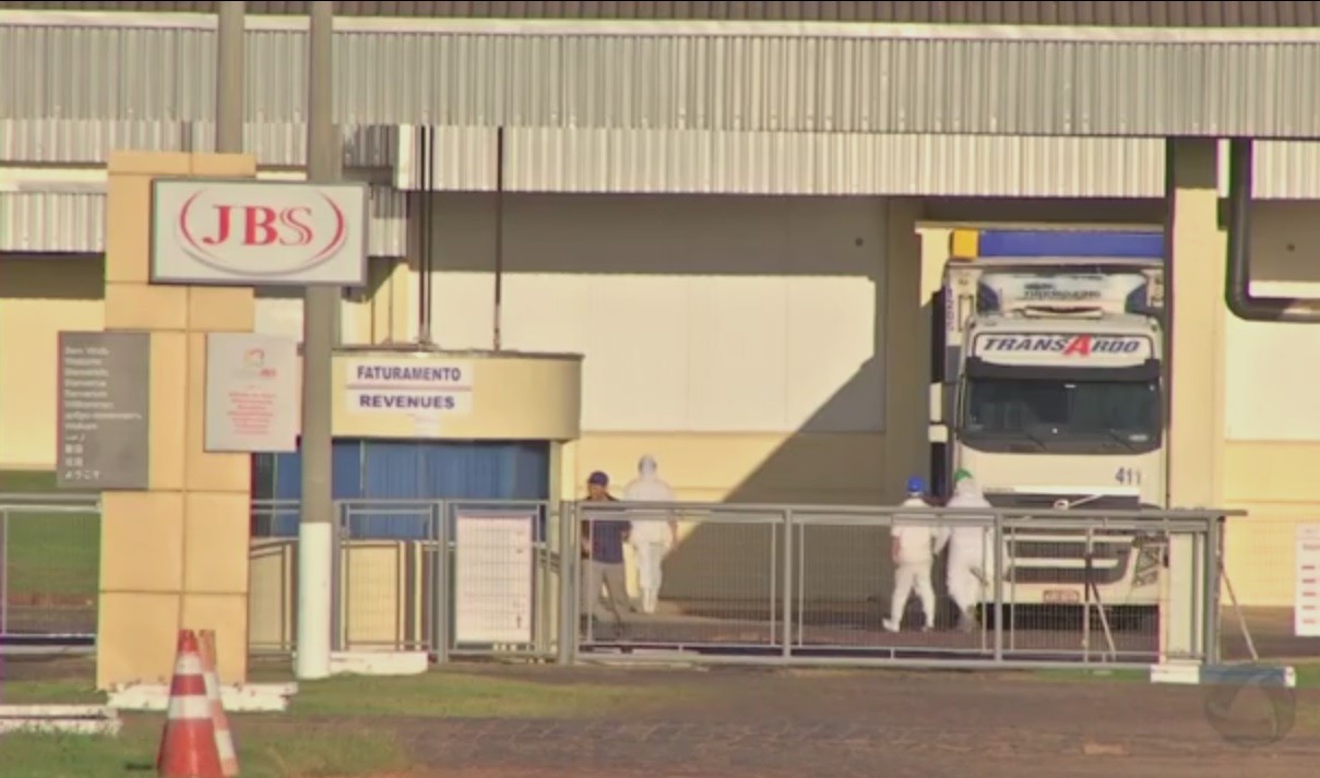 JBS faz acordo de R$ 10 milhões por descumprir regras e deixar funcionários com jornada acima de 10 horas em MT