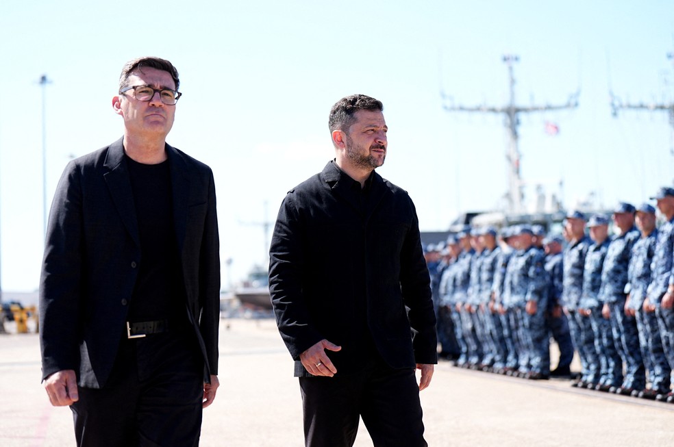 O Primeiro-Ministro britânico Andy Burnham e o Presidente ucraniano Volodymyr Zelenskiy enquanto observam equipamentos ucranianos e se encontram com o pessoal ucraniano na Base Naval HM em Portsmouth, Hampshire, durante sua visita ao Reino Unido. Data da foto: segunda-feira, 27 de julho de 2026. — Foto: Aaron Chown/Pool via REUTERS