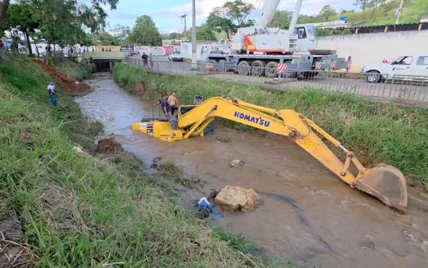 Escavadeira da Prefeitura de Varginha cai em ribeirão durante trabalho de limpeza no bairro Santa Maria