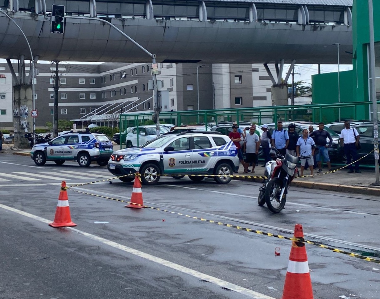 Estudante de curso de formação da PM morre após acidente entre moto e carreta em avenida do Recife; motorista fugiu