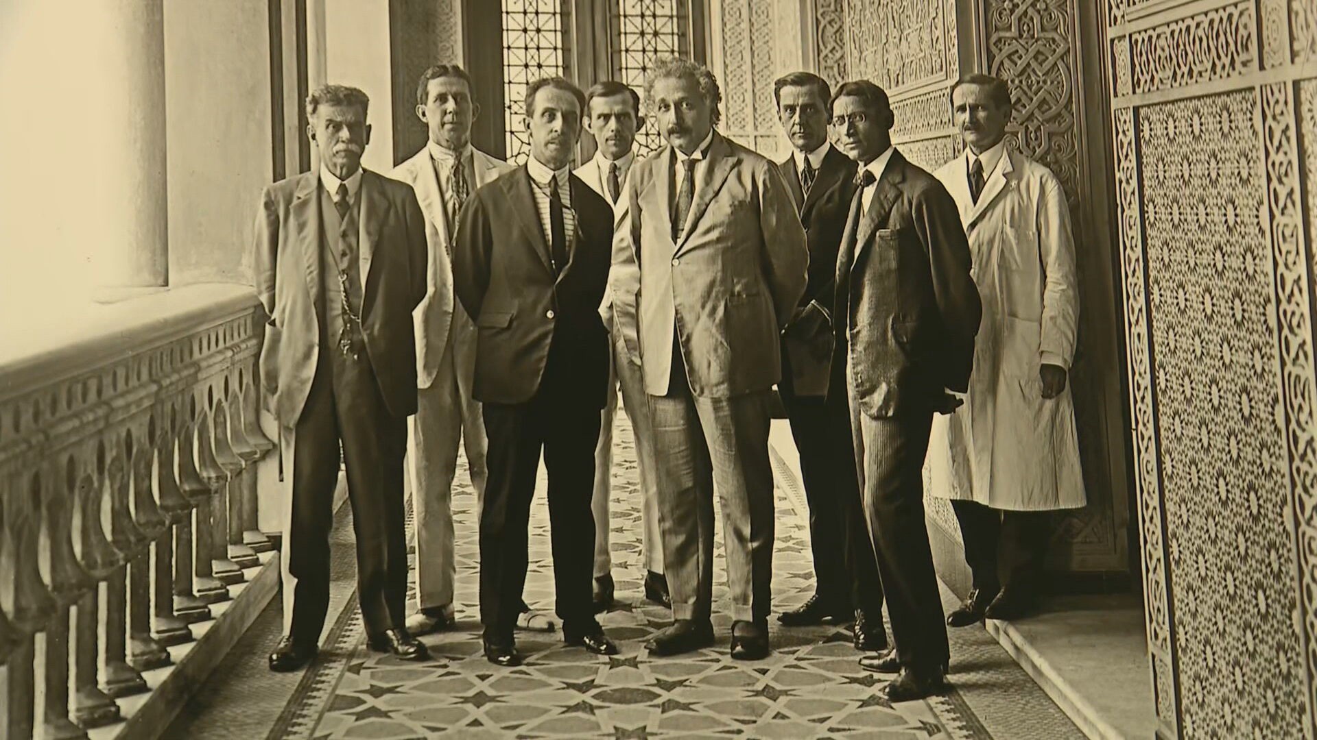 Exposição resgata imagens da contribuição judaica para a história do Rio, com fotos raras da Praça Onze e da visita de Albert Einstein