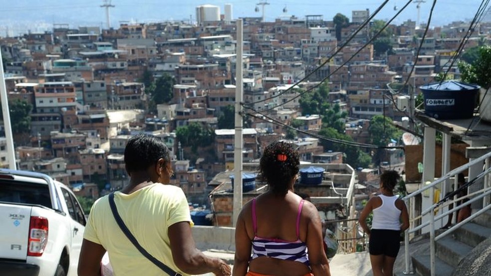 Mesmo havendo chip de internet, casas em comunidades periféricas e vulneráveis nem sempre conseguem sinal de internet. — Foto: ABR