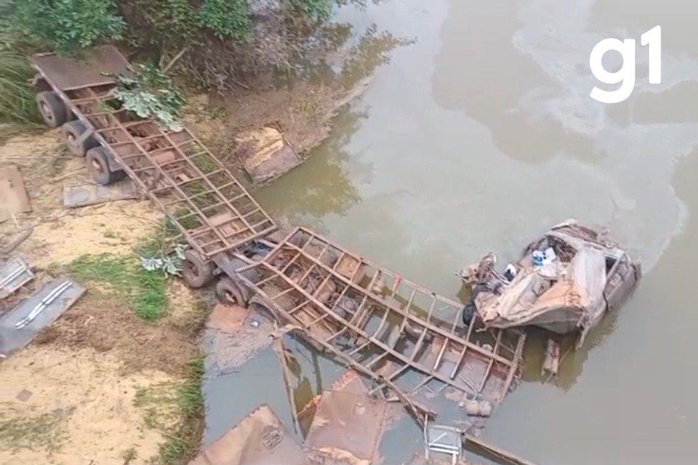 Carreta ficou destruída após queda de ponte em MT — Foto: Reprodução