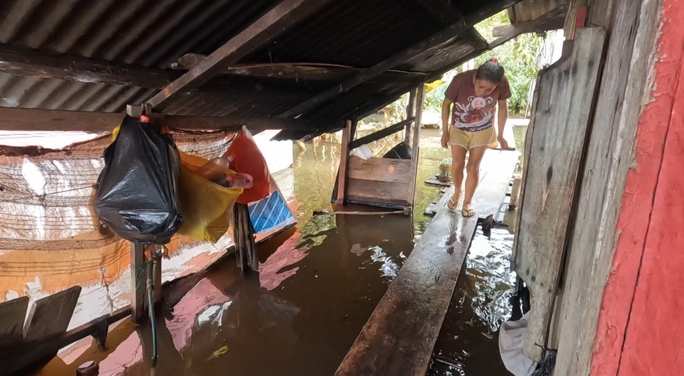 Moradora tem parte da casa invadida pela água do Rio Solimões — Foto: Alexandro Pereira/Rede Amazônica