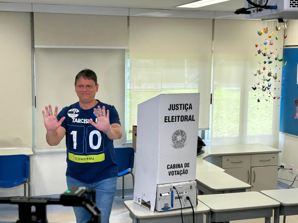 1 de 4
Tarc&iacute;sio de Freitas vota no Morumbi, em S&atilde;o Paulo &mdash; Foto: Mar&iacute;lia Barbosa/g1