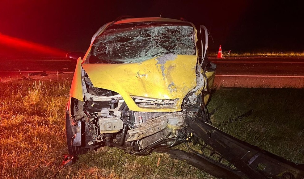 Motorista do carro amarelo não resisitiu aos ferimentos  — Foto: Divulgação/Polícia Rodoviária Federal