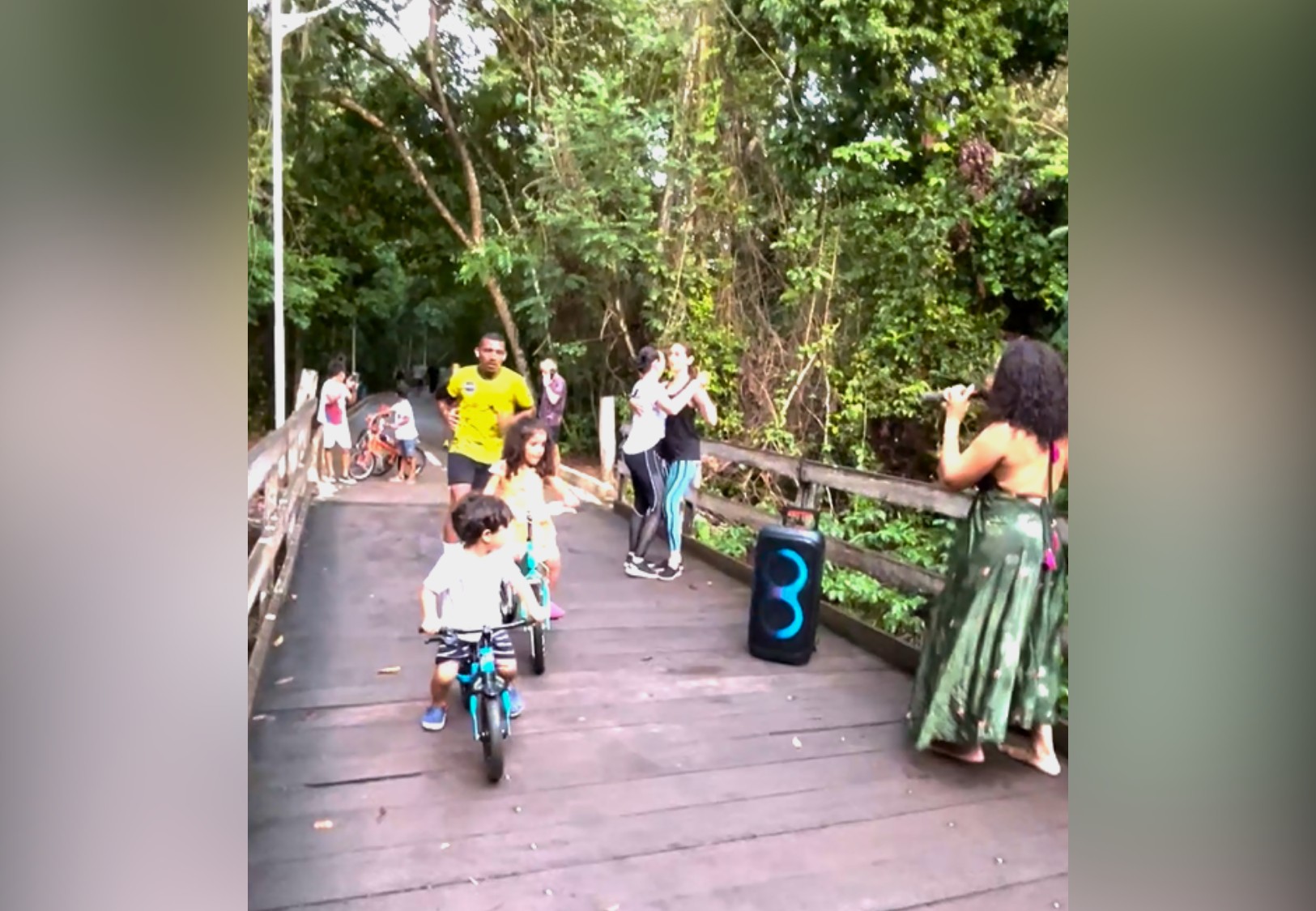 Cantora faz 'blitz' com caixa de som em pista de caminhada e frequentadores caem na dança; assista