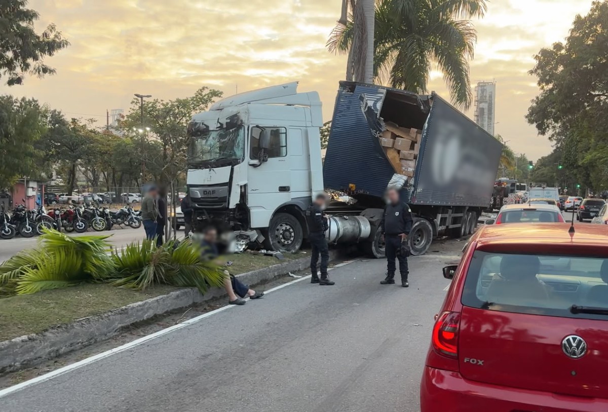 Caminhão atinge poste e coqueiros após motorista passar mal na direção em Volta Redonda
