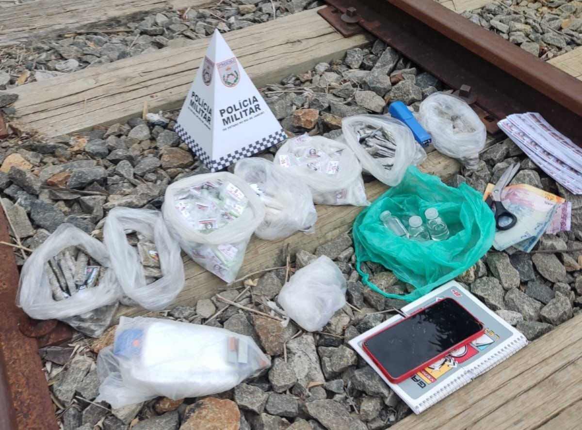 Jovem é preso e adolescente  apreendido por suspeita de envolvimento com o tráfico de drogas em Três Rios