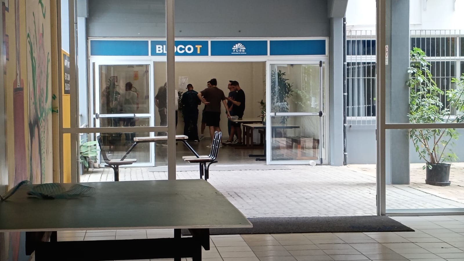 Palestrante esfaqueia participante de evento de tecnologia em universidade de SC e é detido, diz PM