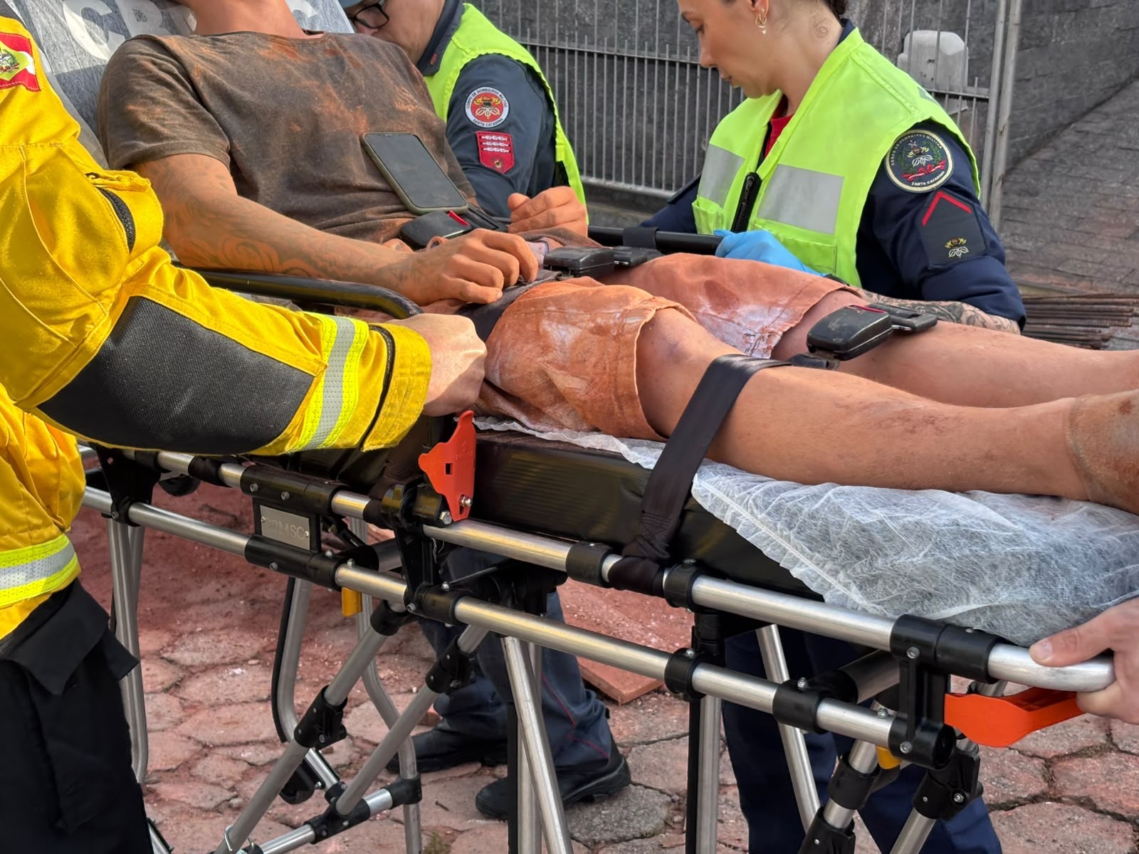 Jovem completamente soterrado após queda de barranco é salvo por colegas em Blumenau: 'Heróis'