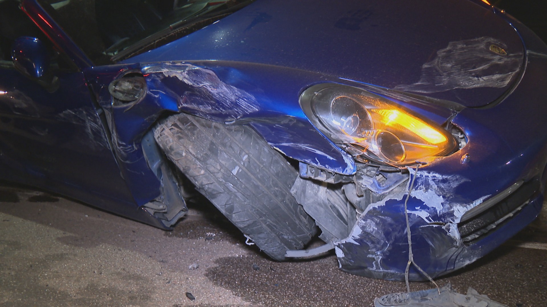 Motorista de Porsche em alta velocidade perde controle, bate e faz minivan capotar na BR-040