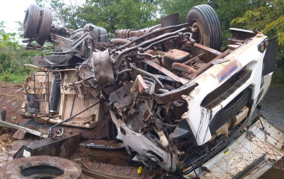 Motorista ficou preso nas ferragens e socorrido com ferimentos leves — Foto: Arquivo Pessoal