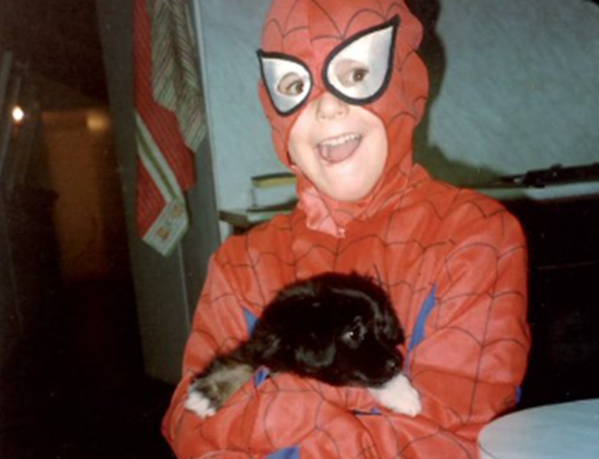 É #FATO: Menino fantasiado de Homem-Aranha em foto viral é Carlo Acutis