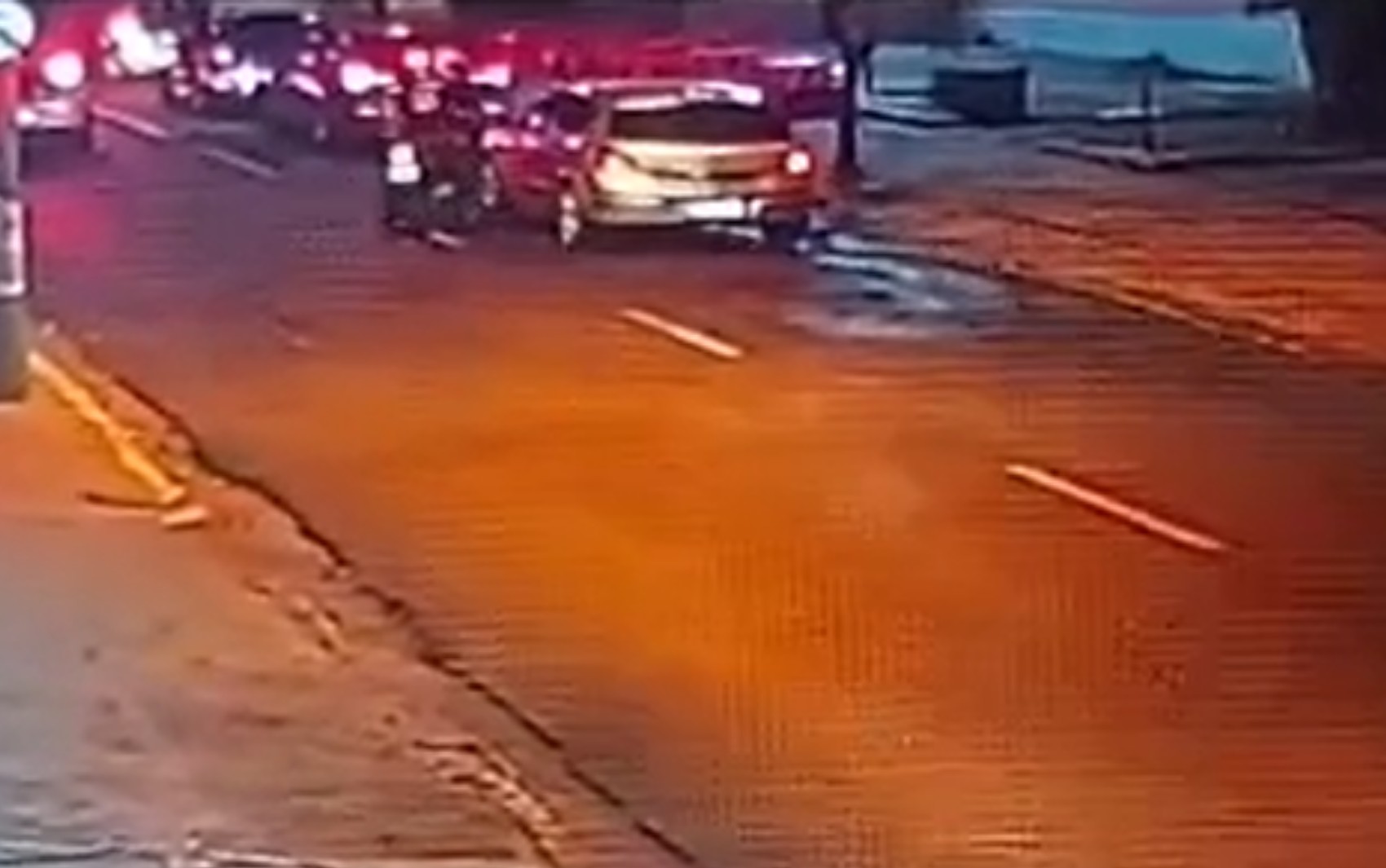 Motociclista parte para cima de motorista e quebra vidro de carro em Ribeirão Preto, SP; VÍDEO
