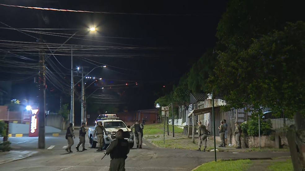Polícia faz cerco policial contra homem que matou duas pessoas e feriu outras 10 em Novo Hamburgo — Foto: RBS TV/Reprodução