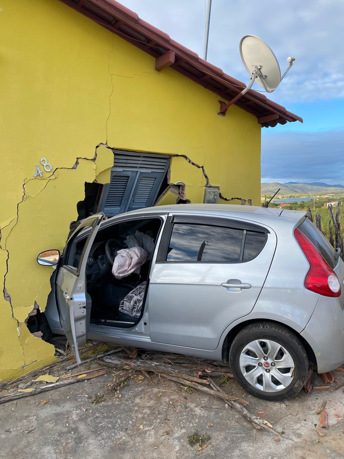 Carro invade casa no interior do RN após motorista perder o controle