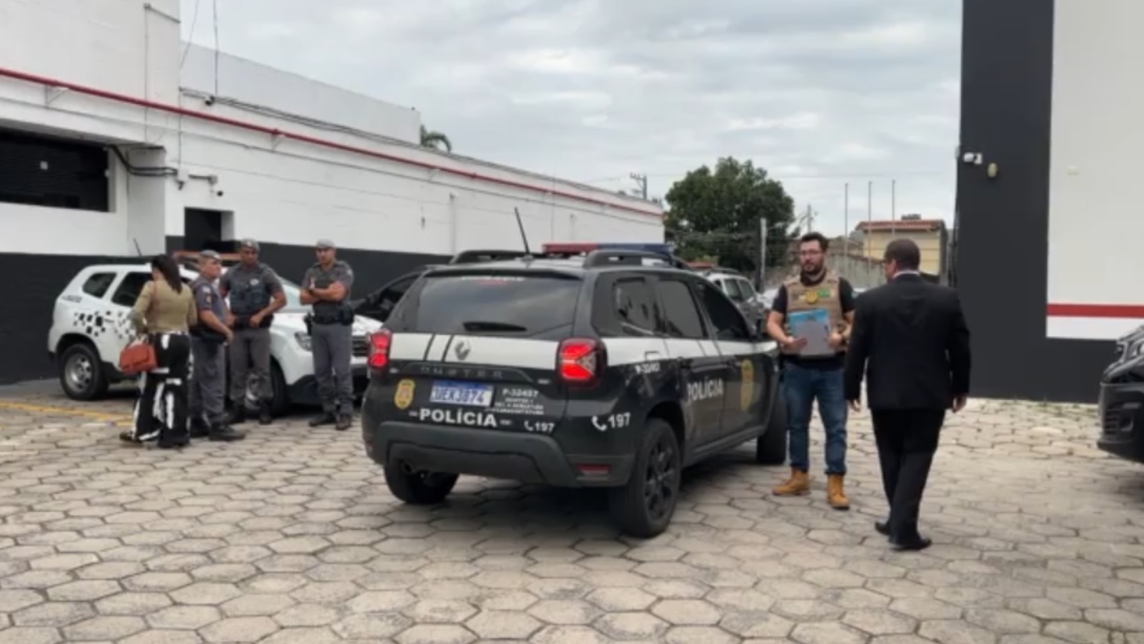Três guardas municipais são presos por suspeita de tortura contra mulher em Caraguatatuba