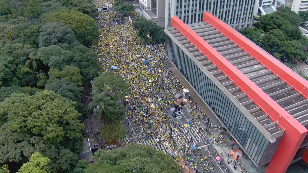 Manifestantes pró-Bolsonaro na Avenida Paulista às 16h deste domingo (1º) — Foto: TV Globo