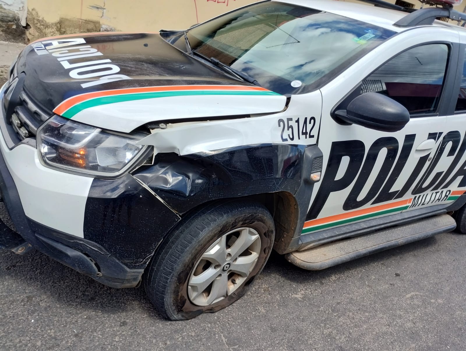 Carro da Polícia Militar atinge motociclista após se chocar com outro veículo na Grande Fortaleza; vídeo