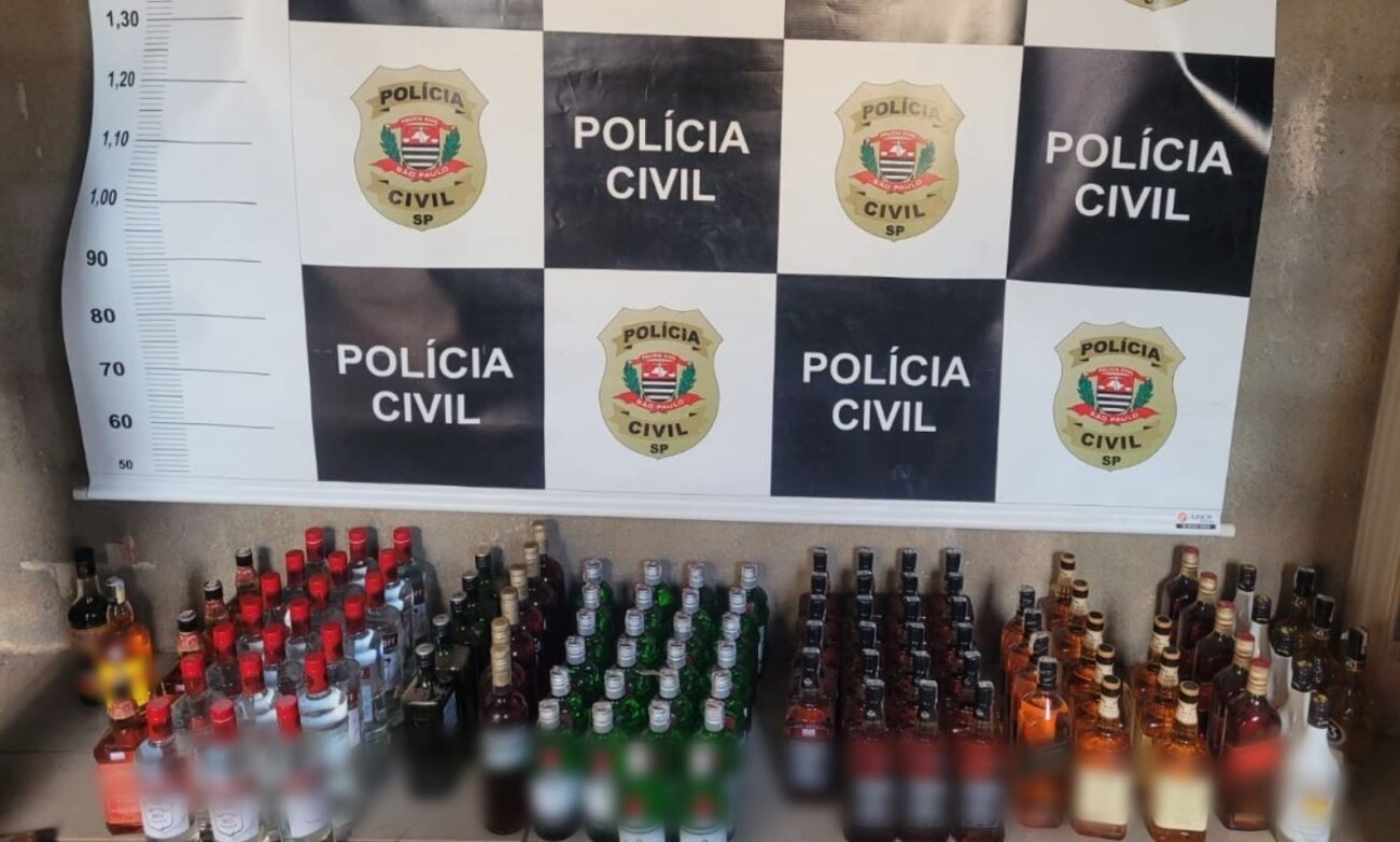 Mais de 500 garrafas de bebidas destiladas com rótulos falsos são apreendidas no interior de SP