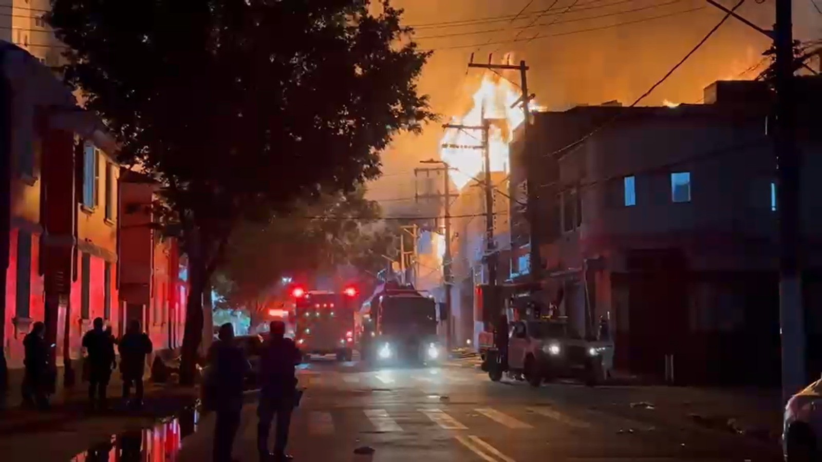 Incêndio de grandes proporções atinge fábrica no Brás, no Centro de SP