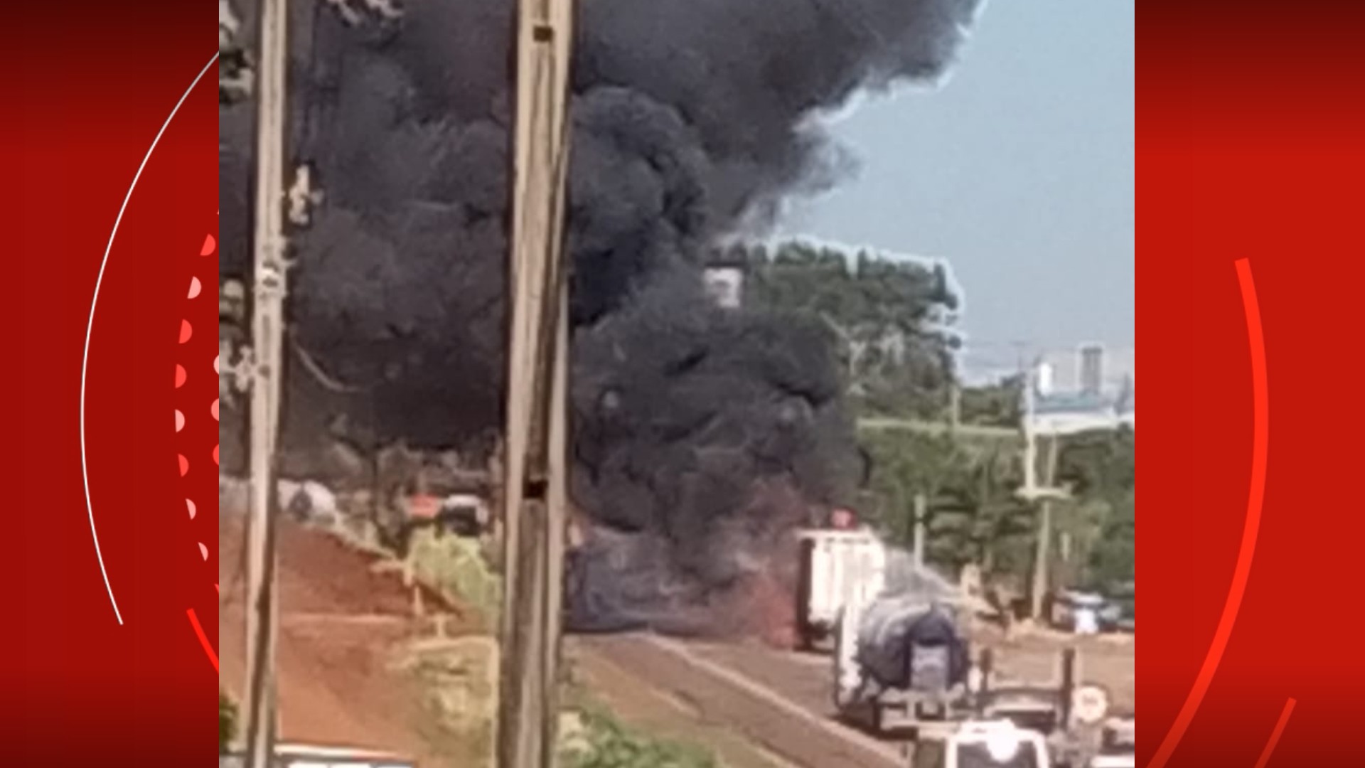 Caminhão com óleo lubrificante pega fogo e interdita rodovia em Maringá
