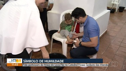 Fiéis participam da Missa do Lava-Pés na Catedral de Porto Nacional