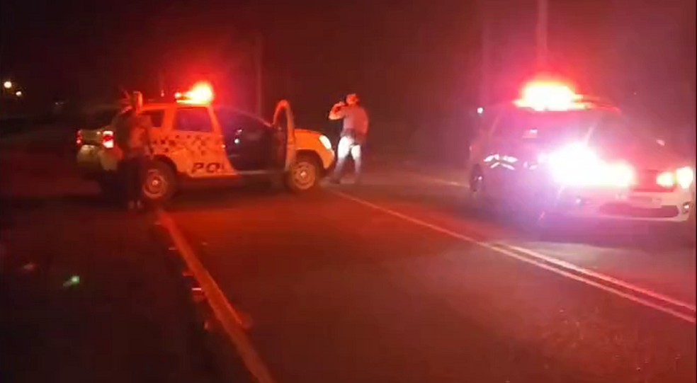Duas pessoas morreram em acidente entre carro e moto, em Presidente Epitácio (SP) — Foto: Marcelo Casarini