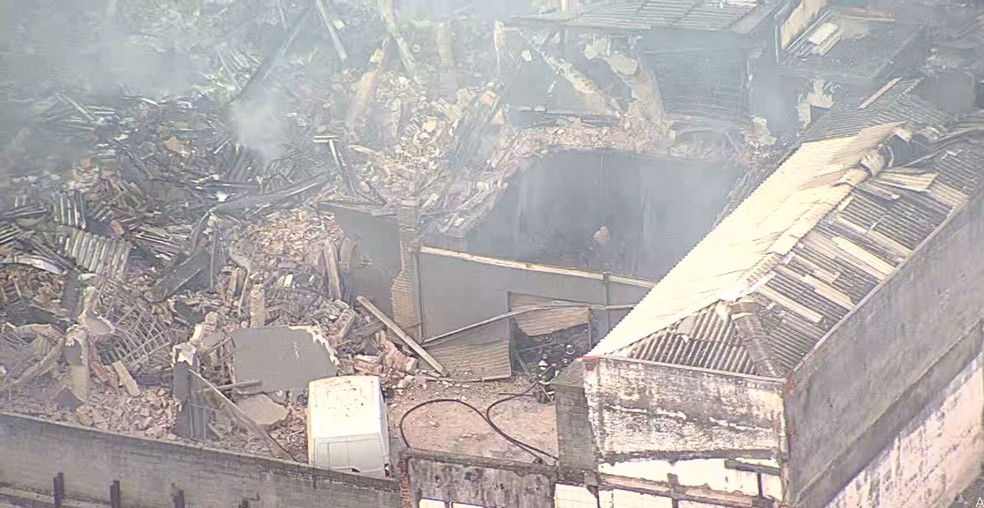 Fábrica de tecidos destruída após incêndio — Foto: Reprodução/TV Globo