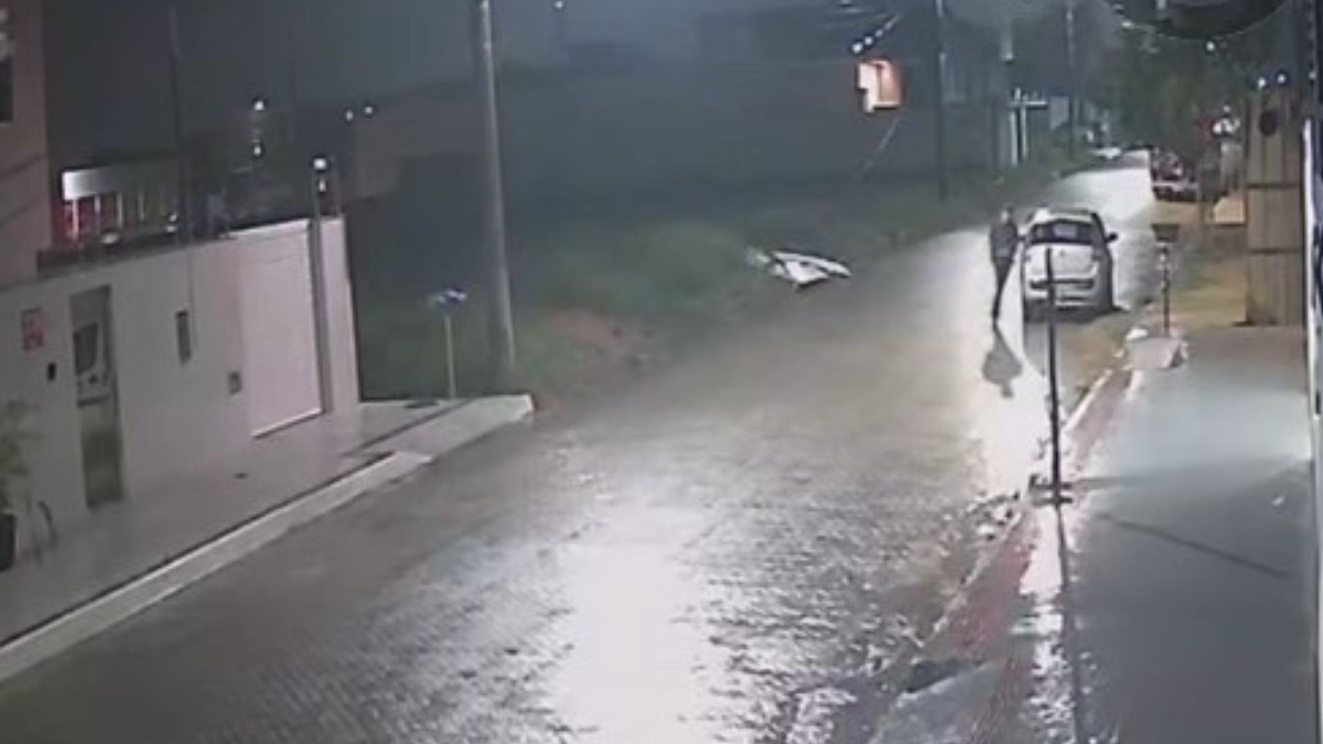 Homem rouba R$ 125 mil, foge em carro roubado, invade posto de saúde e troca tiros com a PM em Linhares