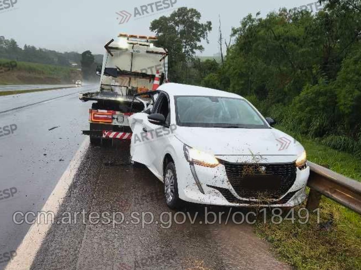 Motorista morre após perder o controle da direção e bater contra guincho em rodovia de SP