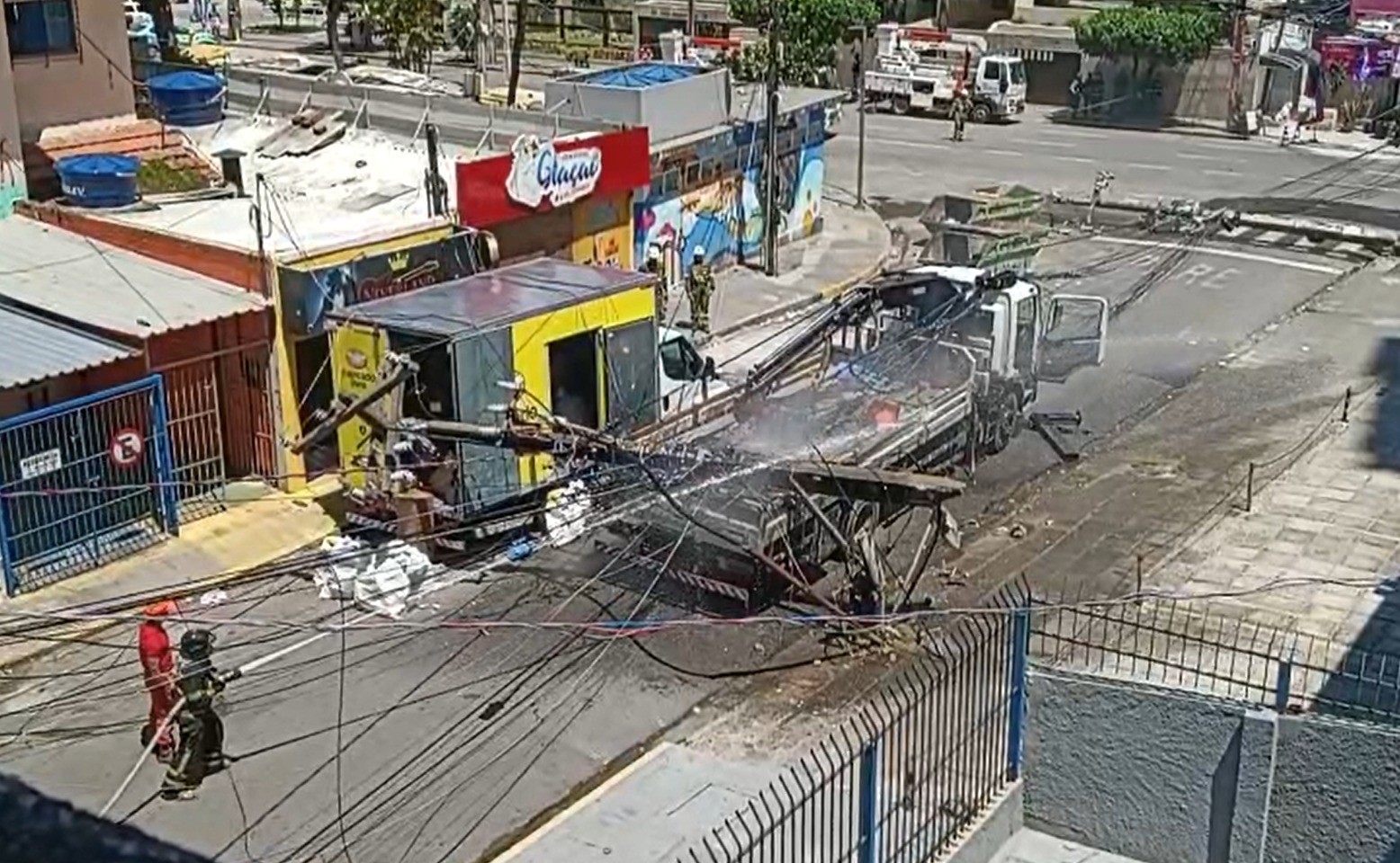 Caminhão arrasta fios e derruba quatro postes em Boa Viagem; vídeo mostra incêndio em fiação