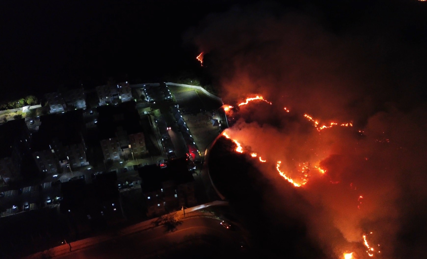 Imagem aérea mostra queimada próxima a casas em Santa Bárbara; VÍDEO