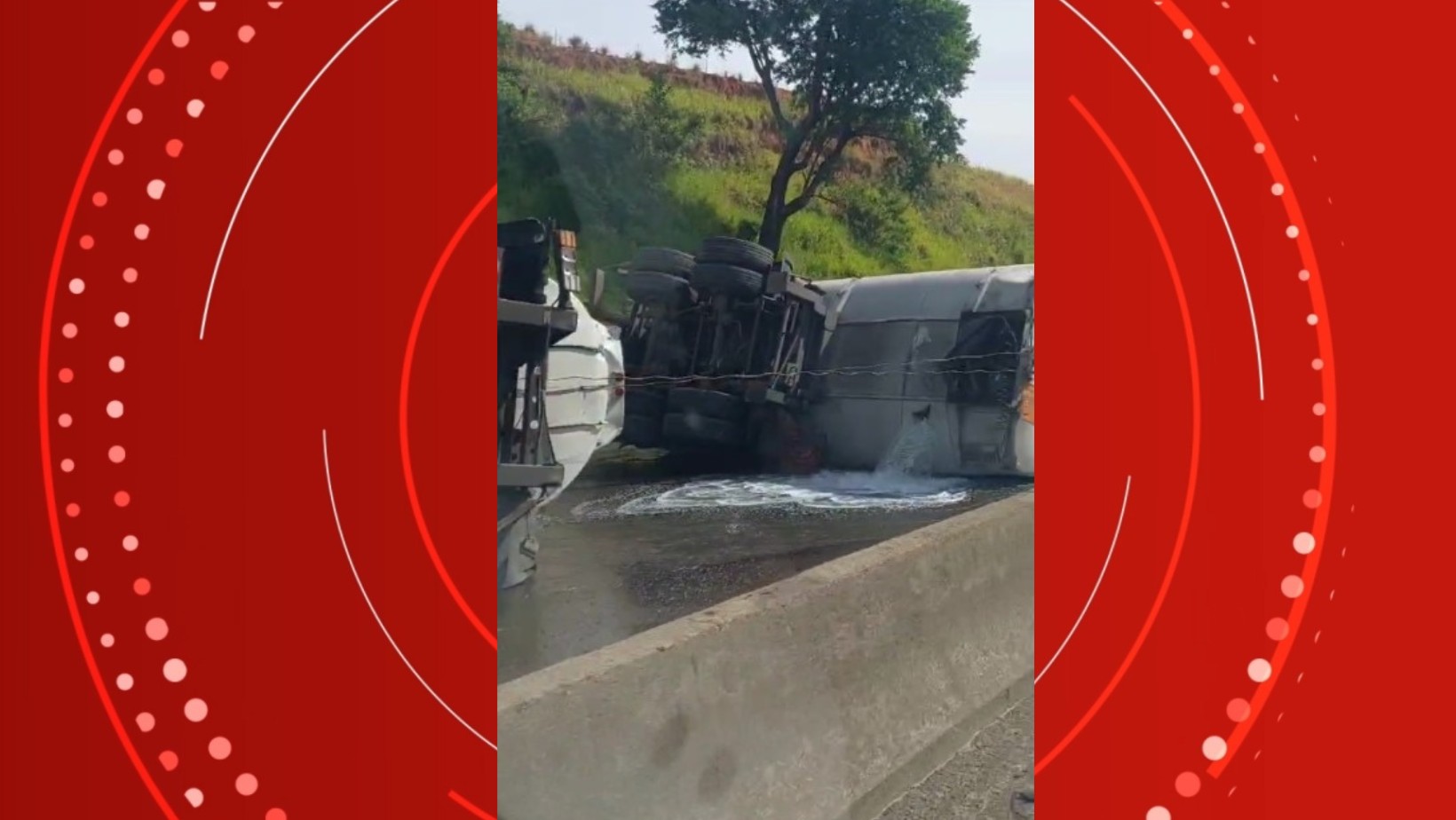 Acidente com carreta derruba carga de gasolina na pista e interdita Dutra, em Caçapava