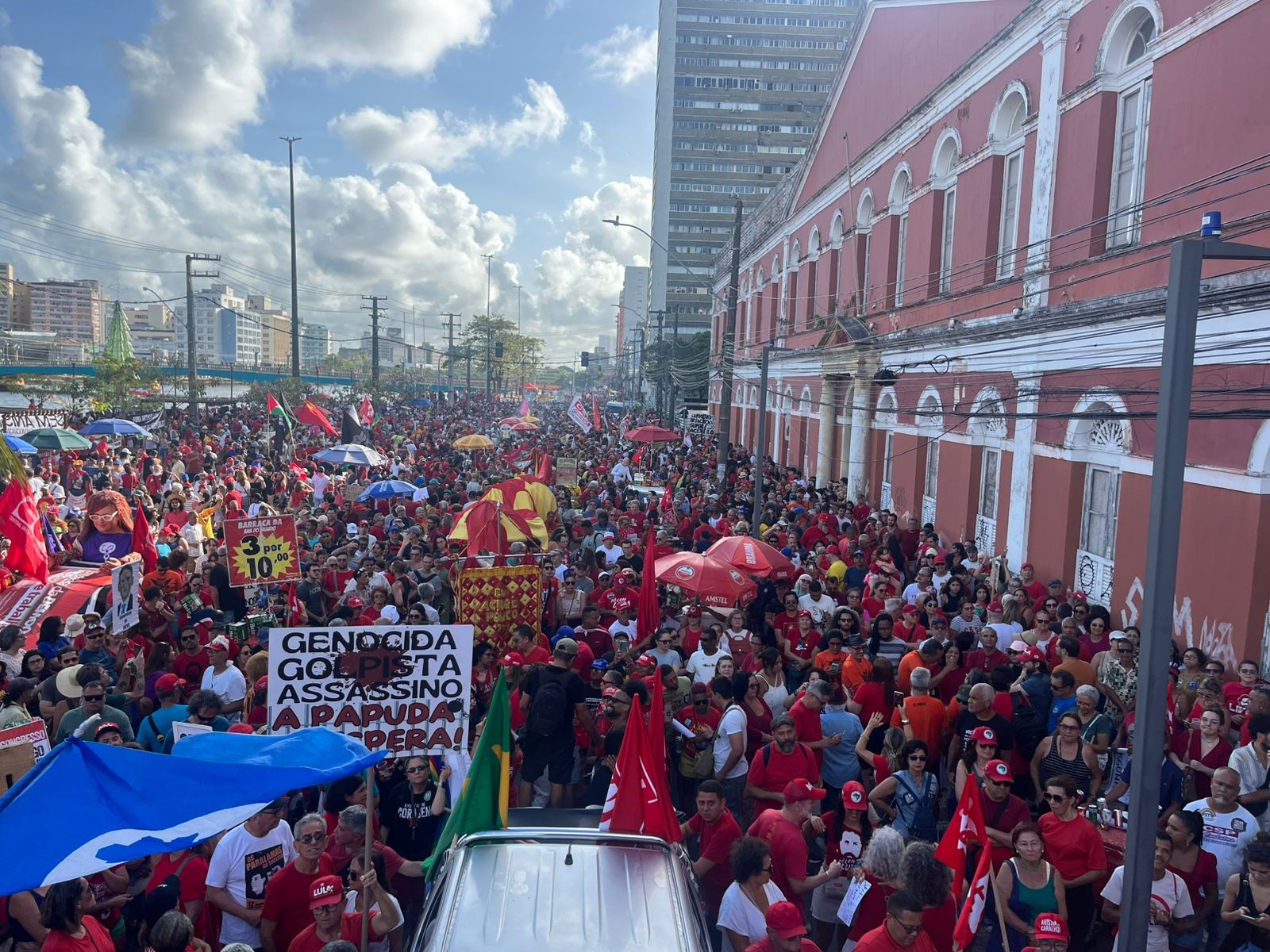 Ato no Recife reúne manifestantes contra PL da Dosimetria e anistia a condenados pelo 8 de janeiro