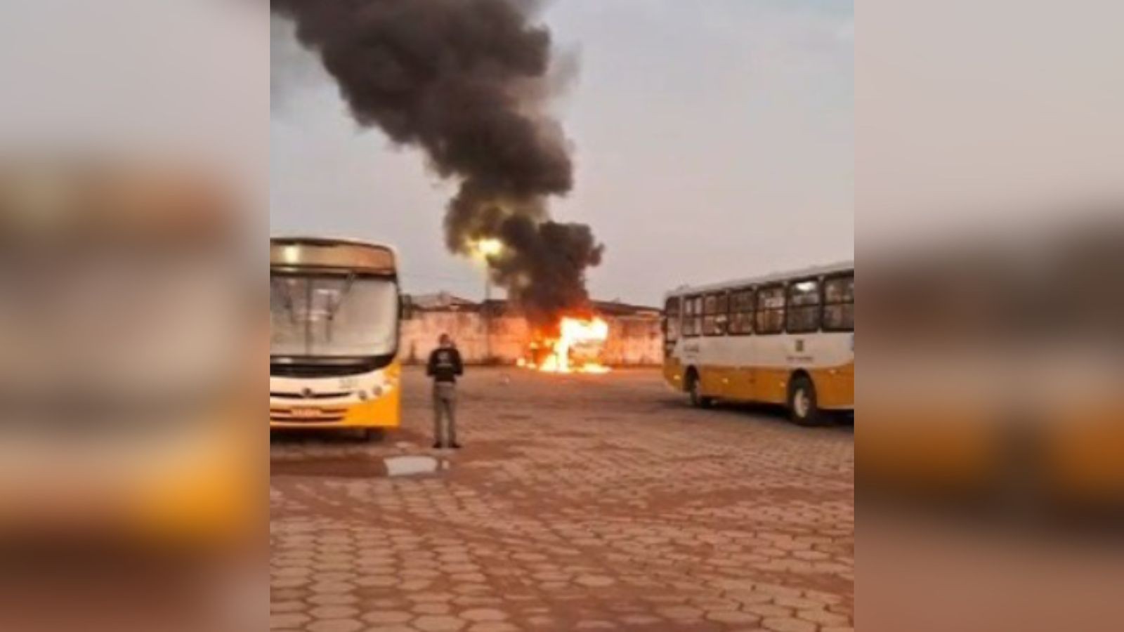 Ônibus pega fogo dentro de garagem no bairro do Tapanã, em Belém