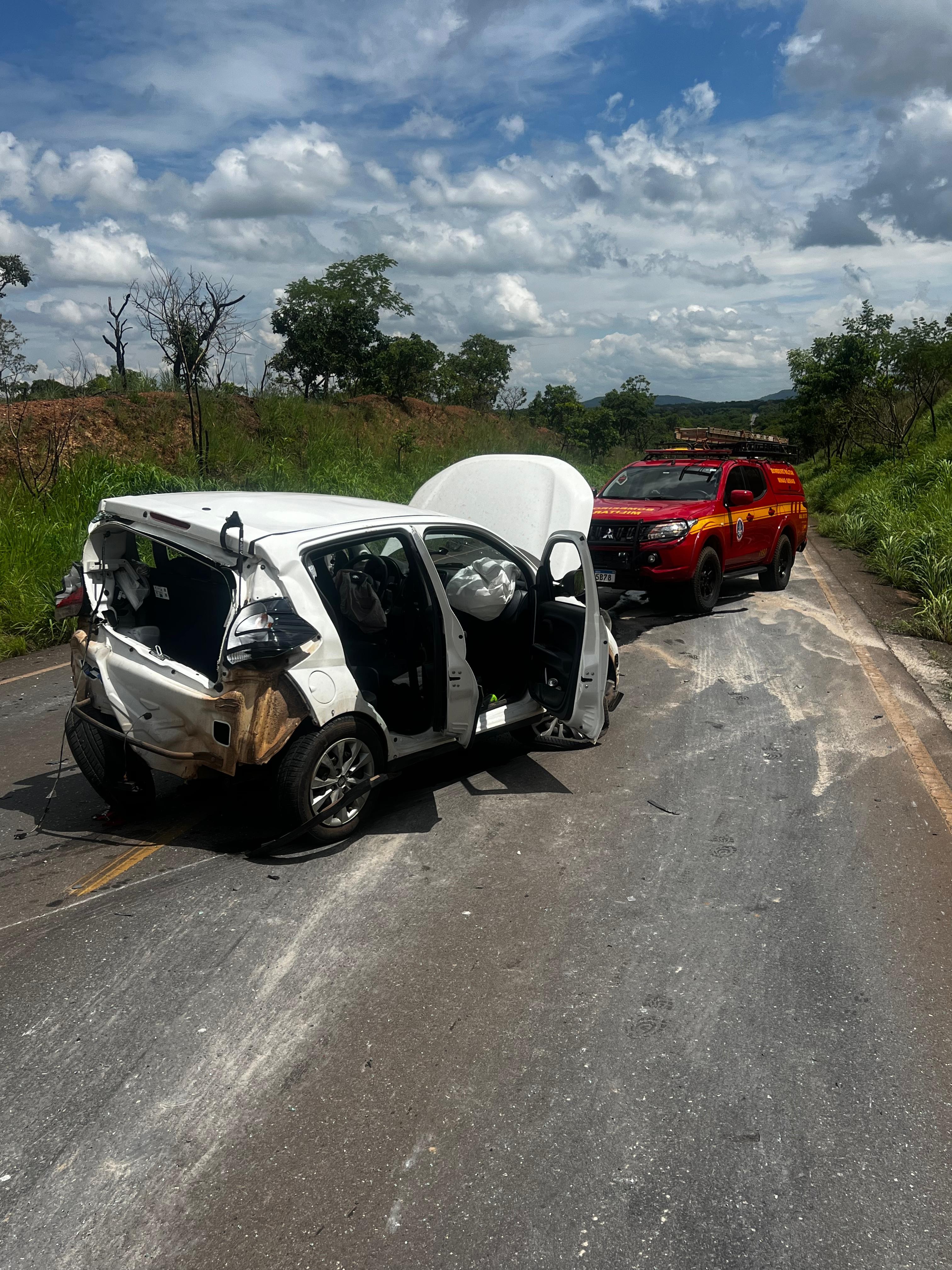 Pelo menos dois homens ficam feridos em batida entre carro e caminhonete