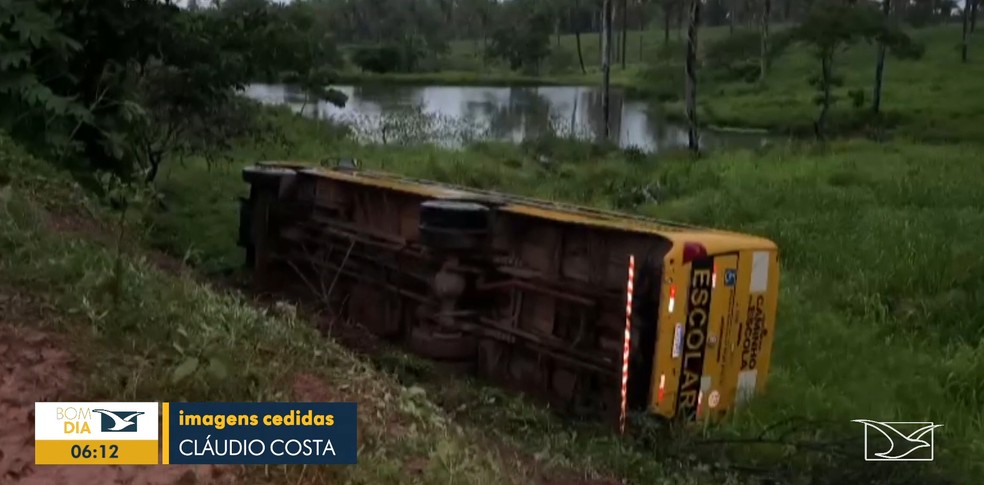 nibus escolar tombou ao tentar desviar de motocicleta com dois jovens em Bacabal  Foto: Reproduo/TV Mirante