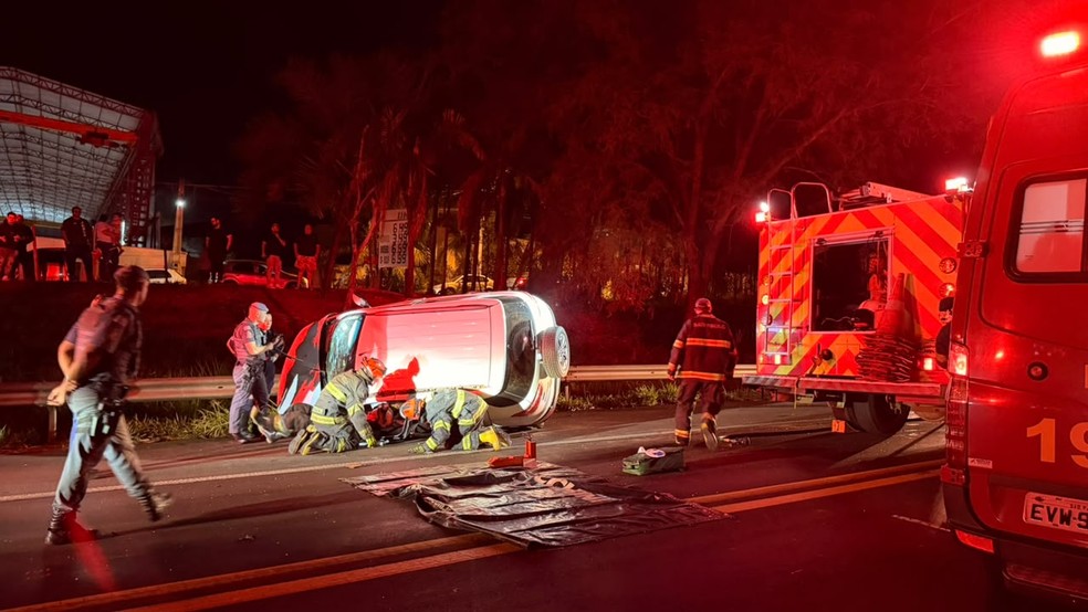 Motorista morre ap&oacute;s batida entre carros em rodovia em Monte Apraz&iacute;vel (SP) &mdash; Foto: Lucas Ribeiro/Monte Apraz&iacute;vel Not&iacute;cias/Divulga&ccedil;&atilde;o
