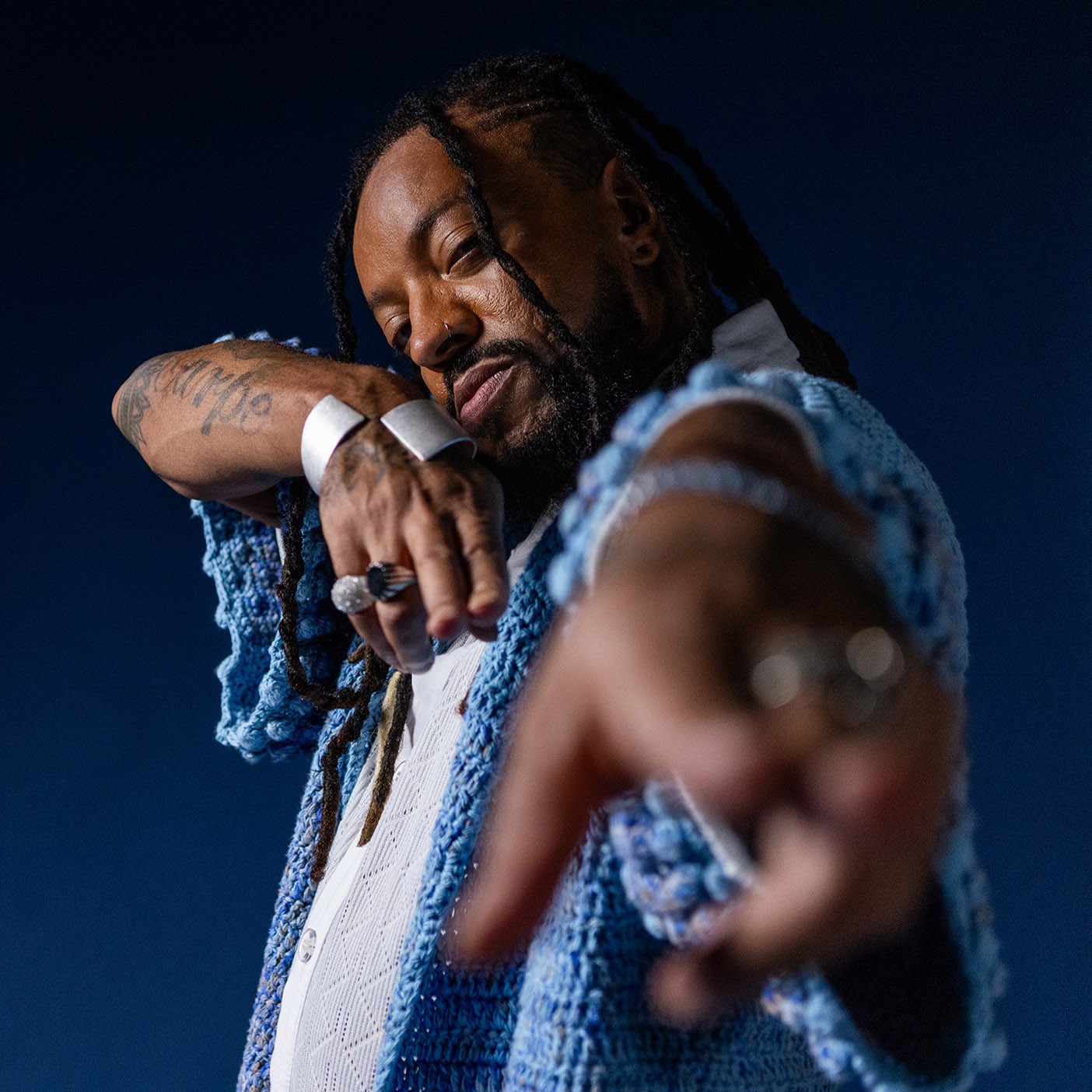 Rael procura adensar discurso com tom crítico, mas sem perder a leveza pop, no álbum ‘Nas profundezas da onda’