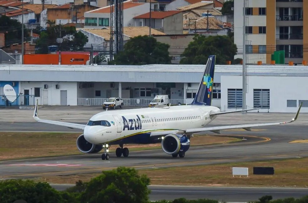 Aeronave da Azul no aeroporto de Aracaju (SE) — Foto: Arthur Campos/ arquivo