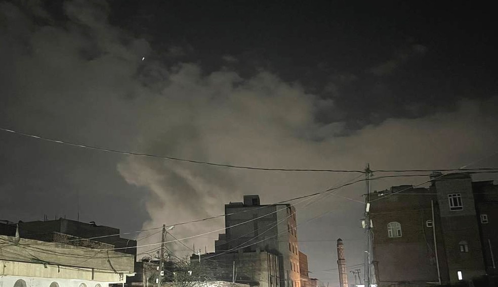 Fumaça é vista na capital do Iêmen; EUA anunciaram ataque contra rebeldes Houthis — Foto: Anadolu via Reuters