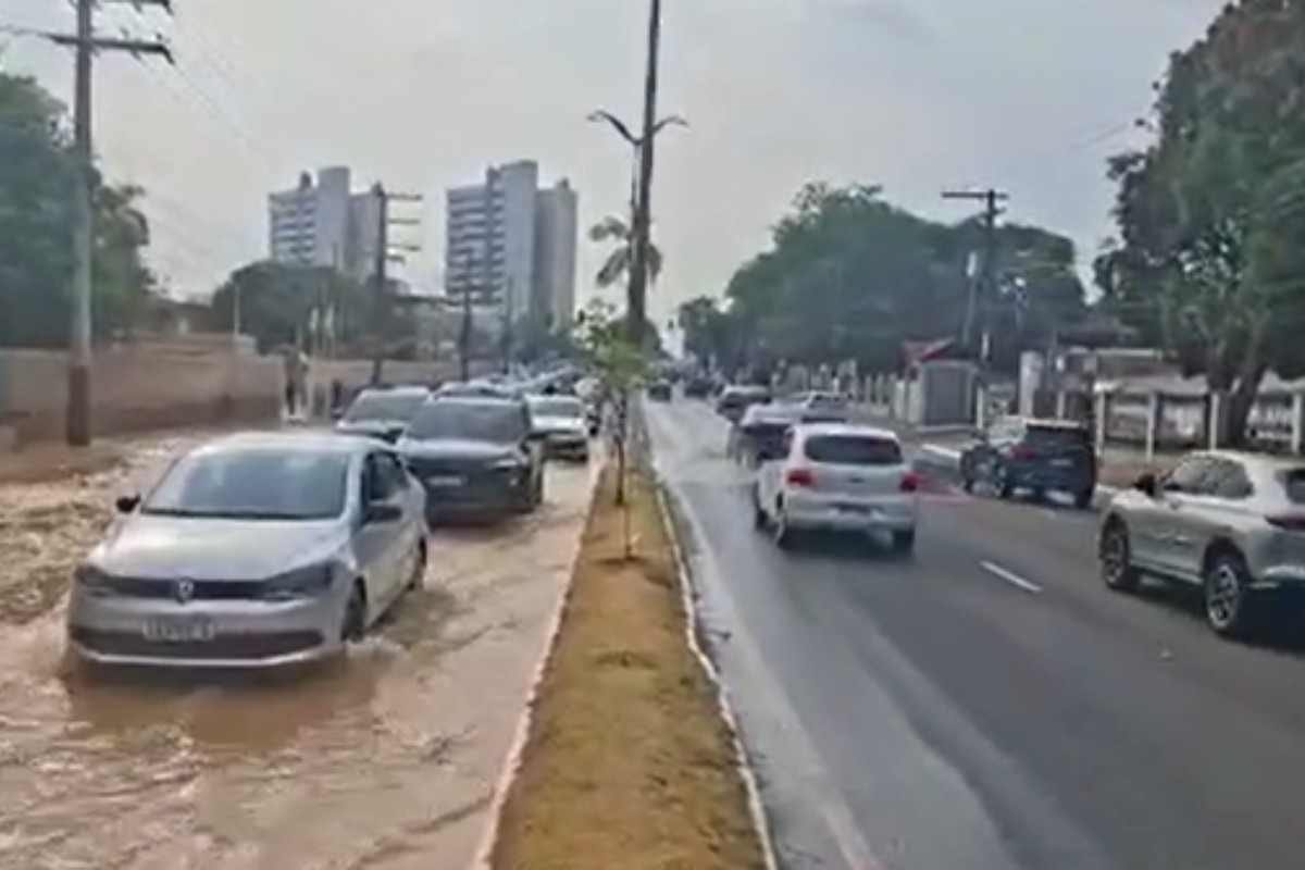 Vazamento em tubulação causa alagamento e interdição parcial da Av. Coronel Teixeira, em Manaus