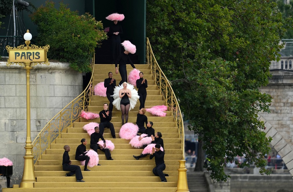 Lady Gaga se apresenta na cerimônia de abertura das Olimpíadas de Paris — Foto: Aleksandra Szmigiel/REUTERS