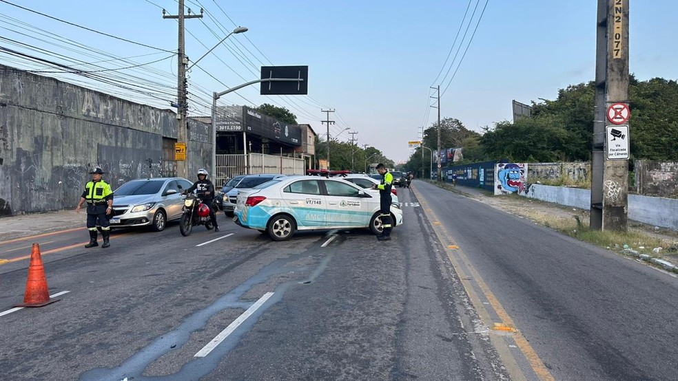 AMC orientou o trânsito na Avenida Murilo Borges após acidente. — Foto: Leábem Monteiro/ SVM