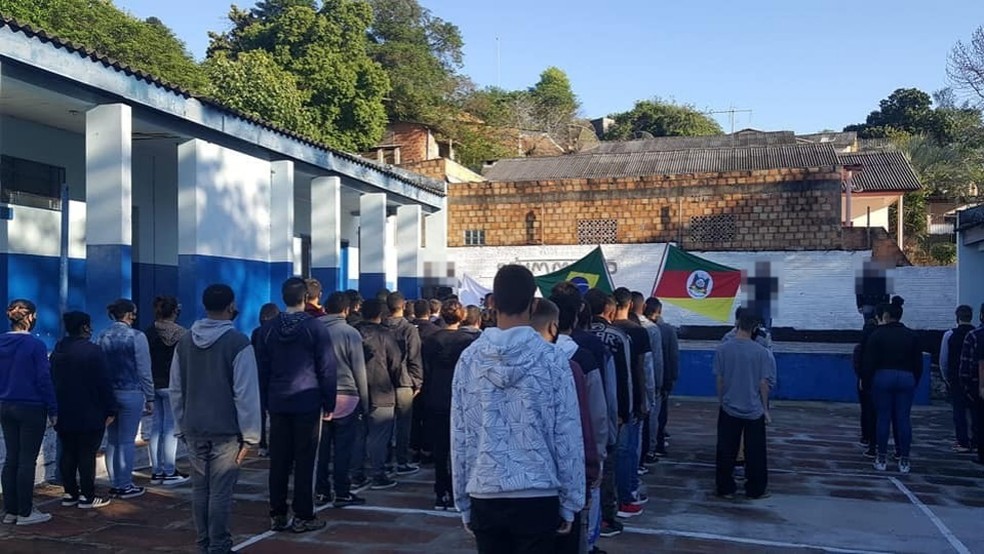 Estudantes em escola cívico-militar da rede estadual em Alvorada (RS) — Foto: Escola Cívico-Militar Carlos Drummond de Andrade/Divulgação